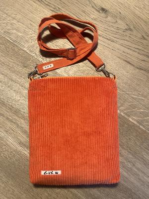 Rückseite aus orangefarbenem Cordstoff
